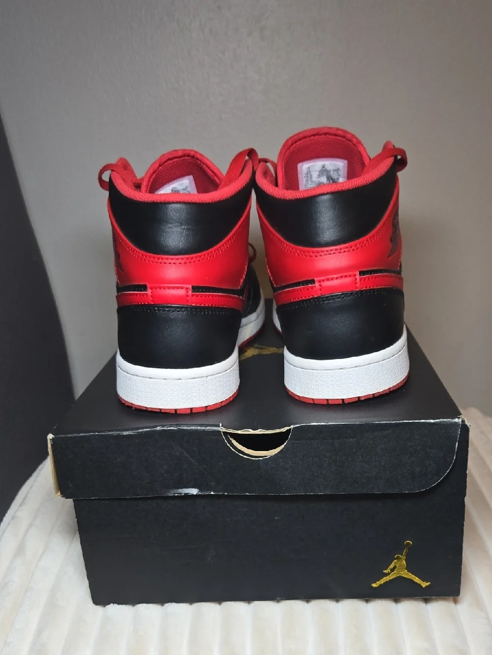 Jordan Air Jordan 1 Mid Alternate Bred Sneakers Colorway Black/Fire Red/ White